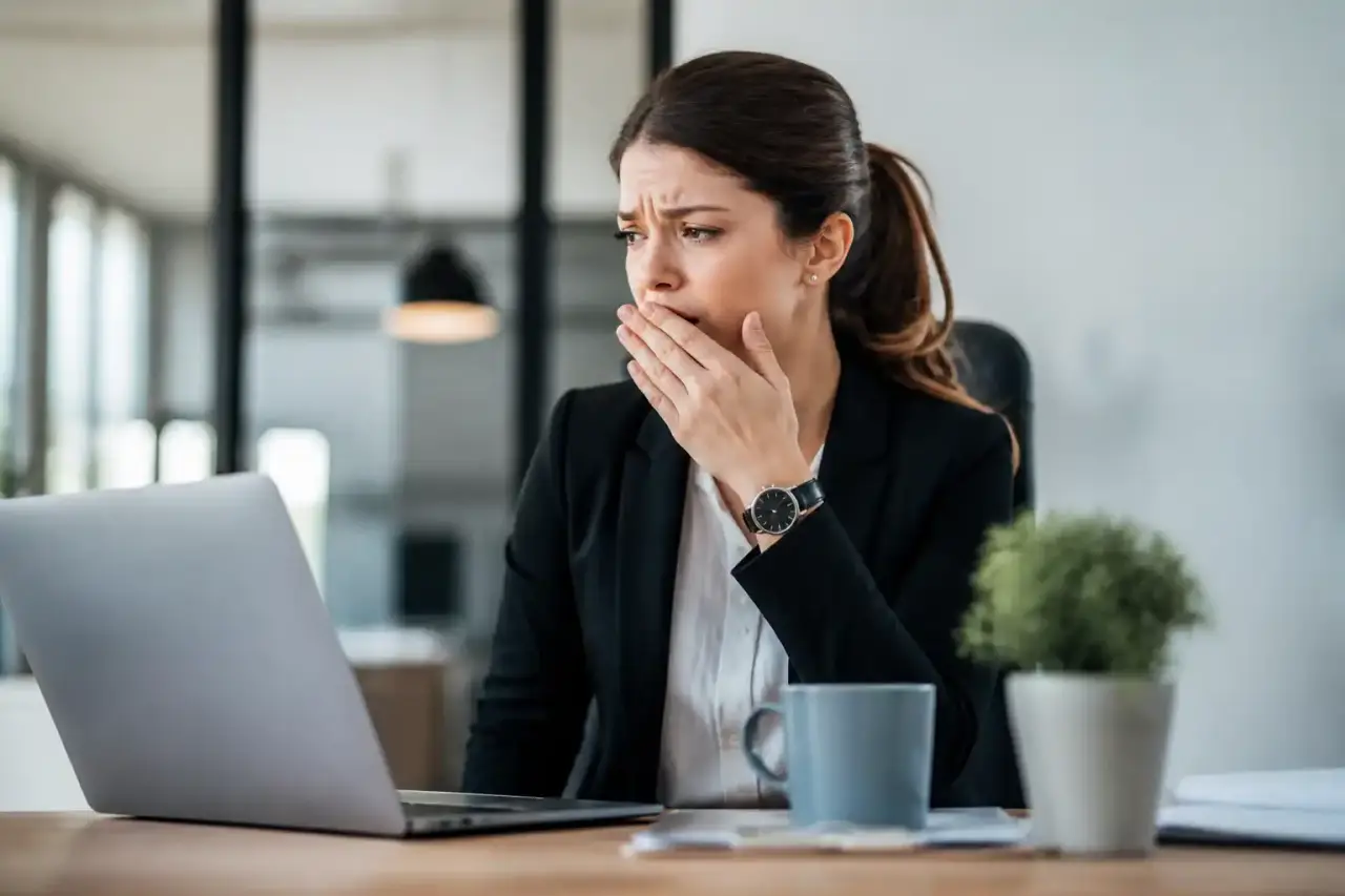 Personne respirant calmement les yeux fermés dans une ambiance lumineuse et minimaliste